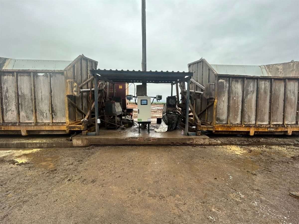 Un único panel de automatización BULLTECN atendiendo dos batch box al mismo tiempo en un feedlot