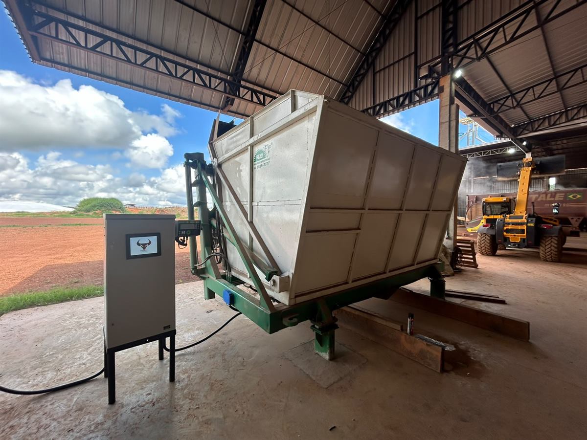 Panel de automatización BULLTECN montado en rack al lado del batch box, en la fábrica de alimento de un feedlot