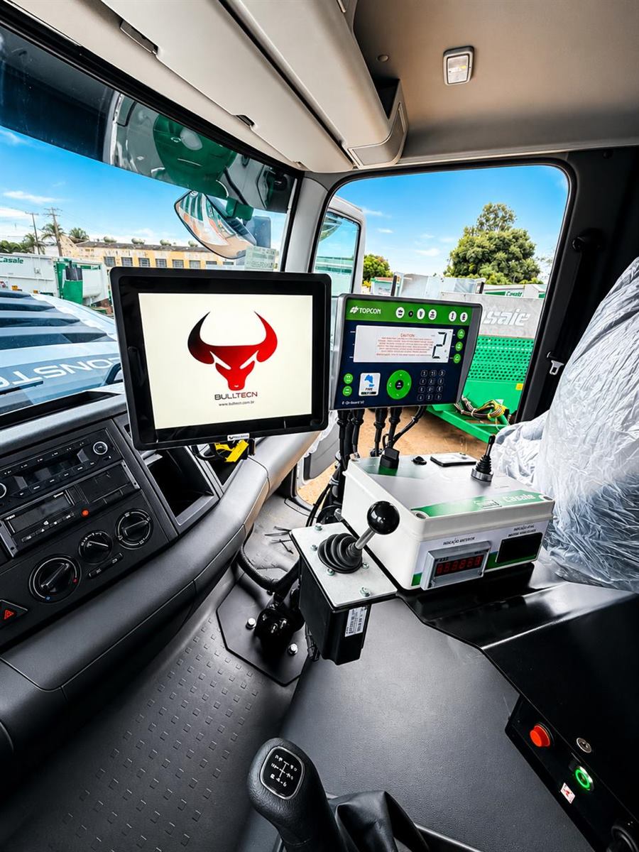 Computador de bordo BULLTECN instalado na cabine do caminhão de distribuição de ração