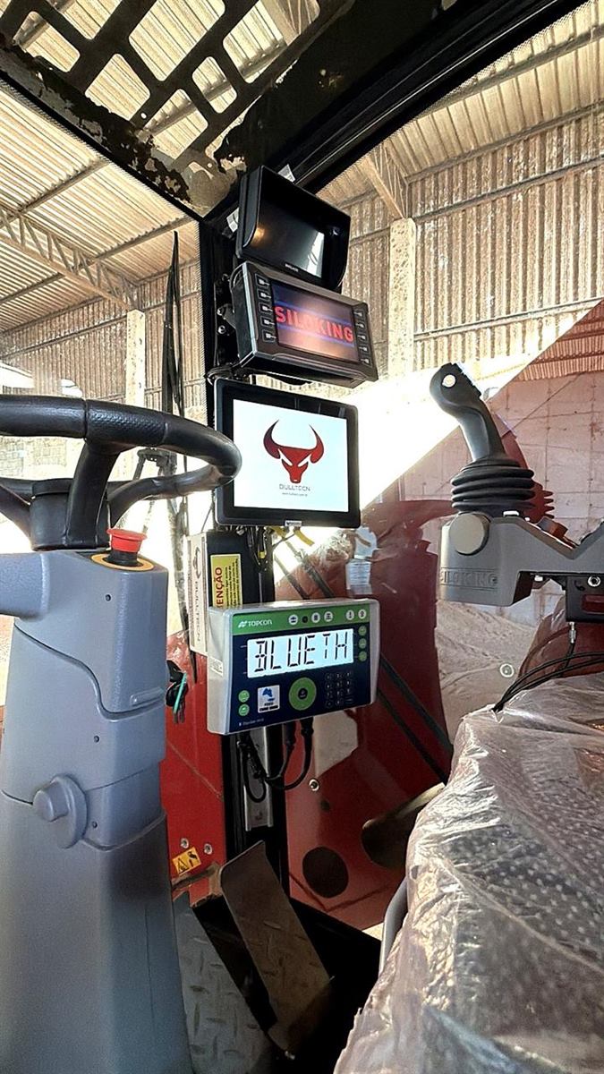 Tela BULLTECN instalada na cabine de um vagão automotriz Siloking SelfLine, entre o display do fabricante e o indicador de balança Topcon