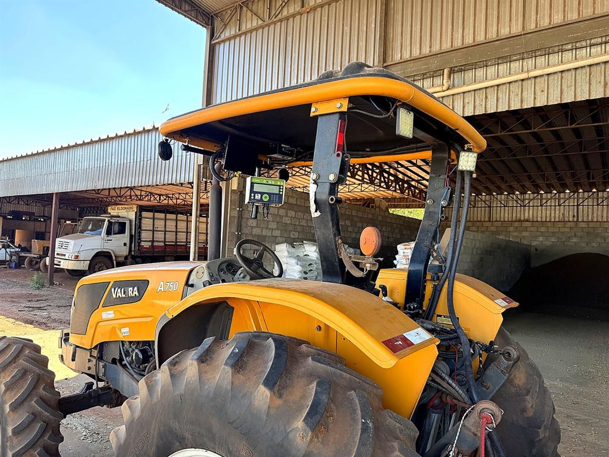Indicador de pesagem BULLTECN montado na estrutura de proteção de um trator Valtra sem cabine, em confinamento